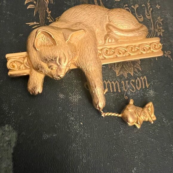 JJ Jewelry - Vintage Gold Tone Cat and Mouse dangle JJ women’s Brooch/pin Jewelry. EUC.
